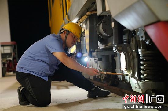 柳州供電段利用 滾動(dòng)天窗 確保雙節(jié)鐵路安全